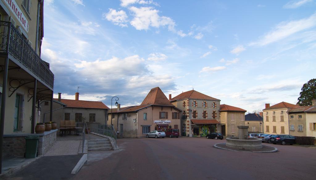 Gites Le Lancelot Ambierle Exterior foto